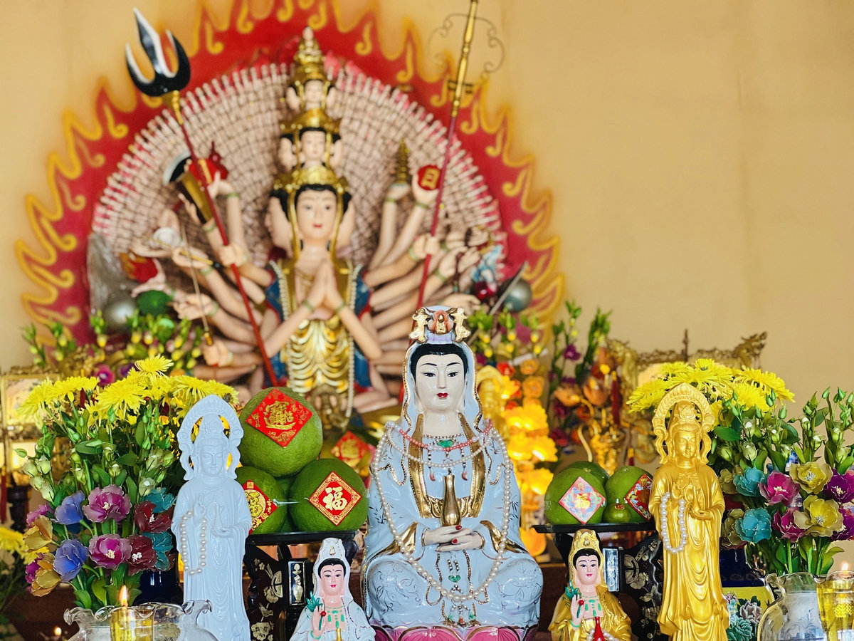 Tượng Quan Âm thiên nhãn thiên thủ trong Chánh điện 