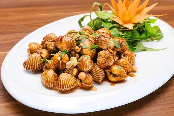 Thưởng thức sò huyết Thủy Triều hấp dẫn.