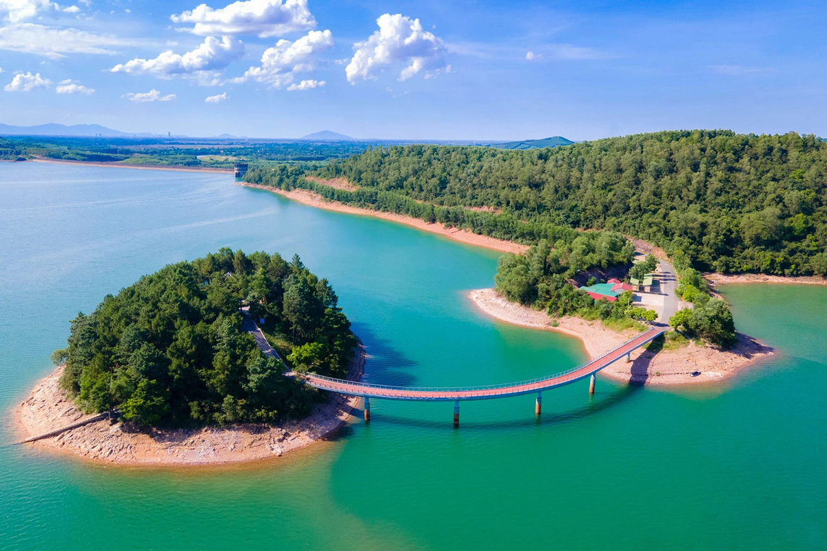 Hồ Kẻ Gỗ mang vẻ đẹp thơ mộng như một tấm gương soi giữa đại ngàn