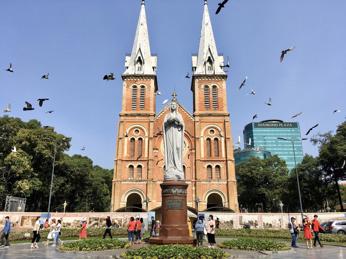 Nhà thờ Đức Bà với kiến trúc Gothic ấn tượng là địa điểm check in không thể bỏ qua