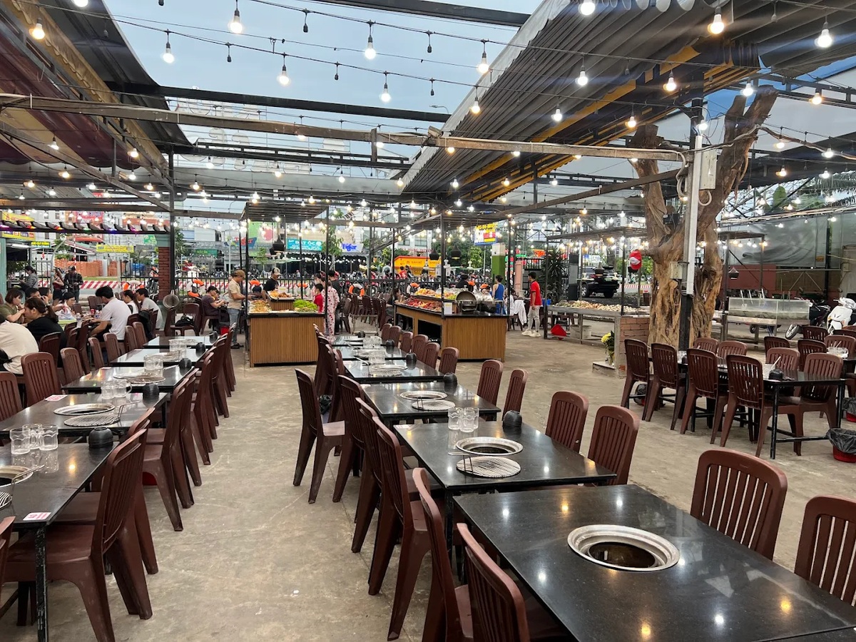 Buffet Khói mang lại cảm giacs thoải mái cho thực khách nhờ không gian ngoài trời thoáng mát, sạch sẽ 