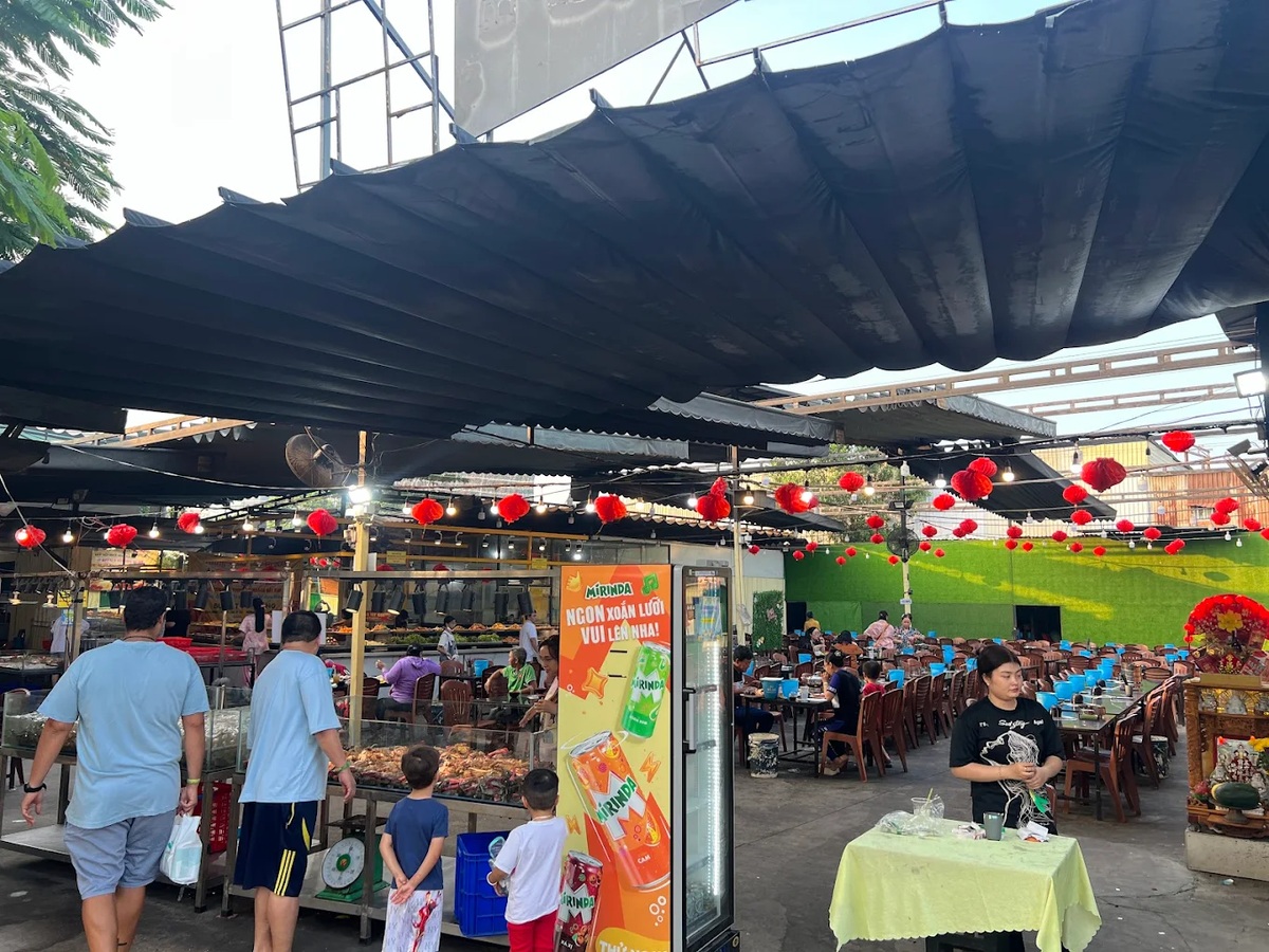Không gian Buffet Cua Vàng rộng rãi, với quầy line buffet được bố trí xung quanh khu vực ngồi 