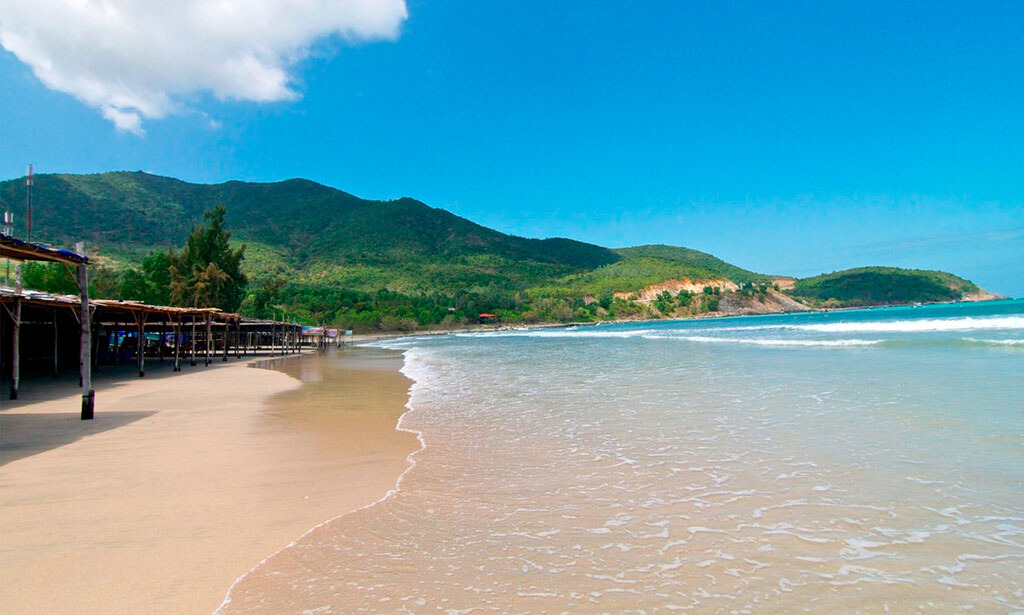 Bãi Dài Nha Trang mang vẻ hoang sơ, thu hút hàng nghìn du khách