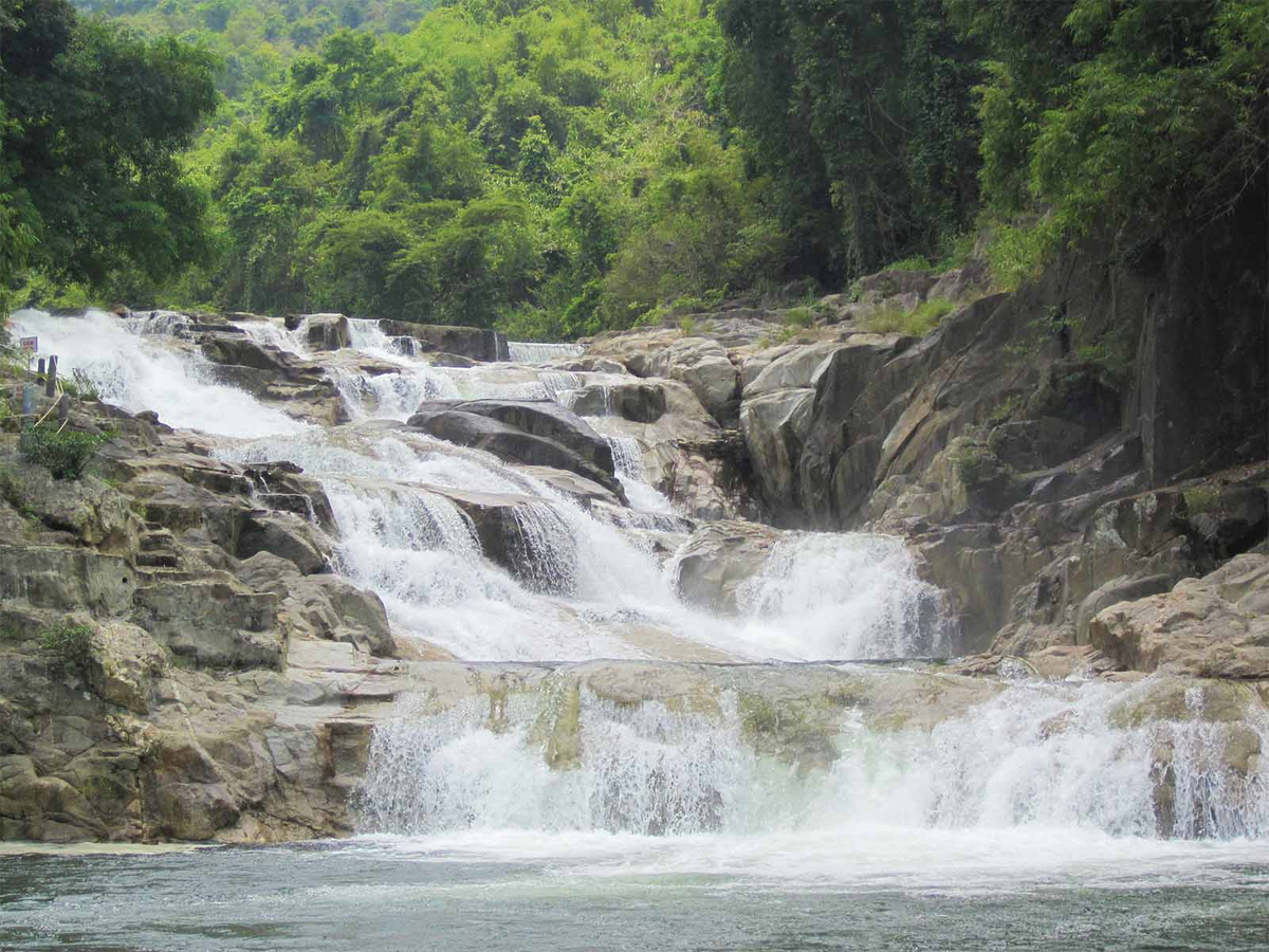 Khung cảnh thiên nhiên hùng vĩ tại thác Yangbay.