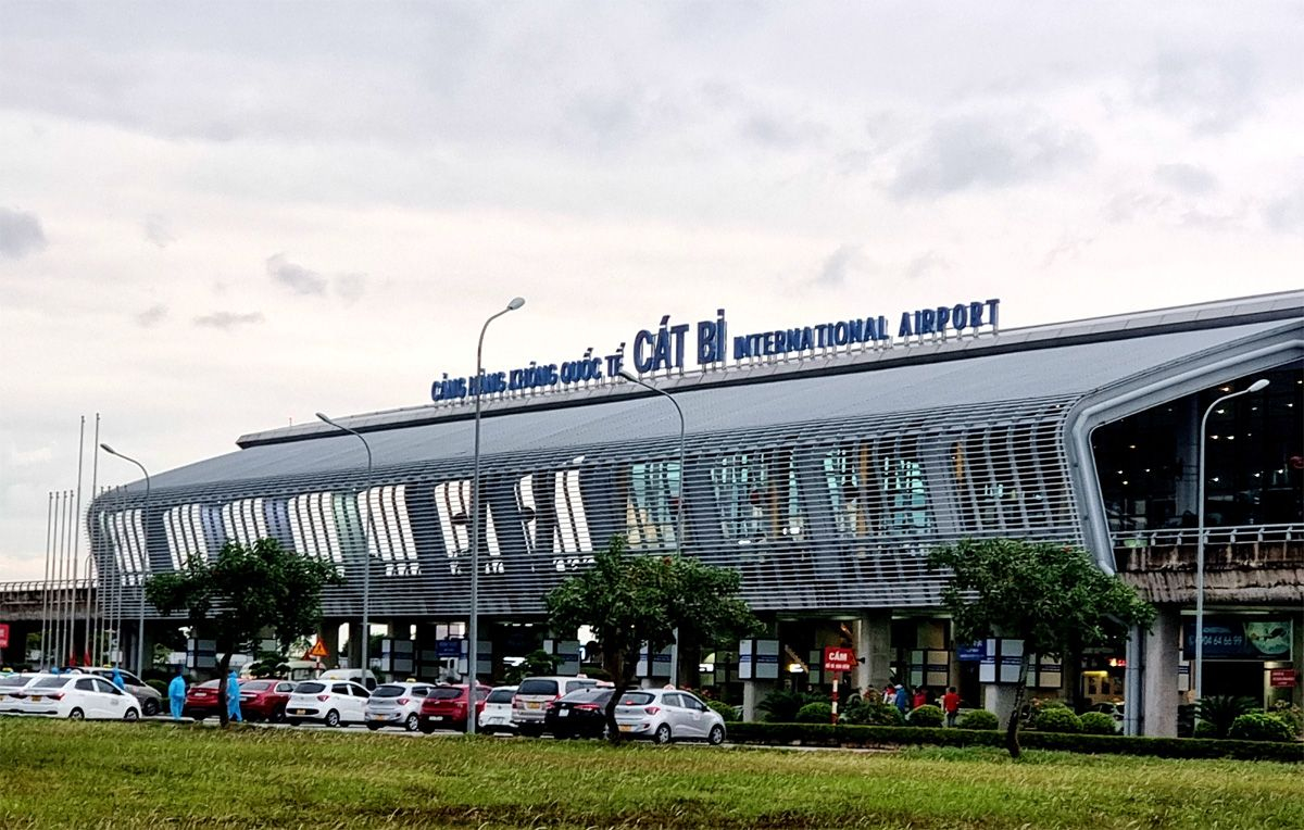 Sân bay quốc tế Cát Bi là cảng hàng không hiện đại của Hải Phòng, phục vụ cả chuyến bay nội địa và quốc tế 