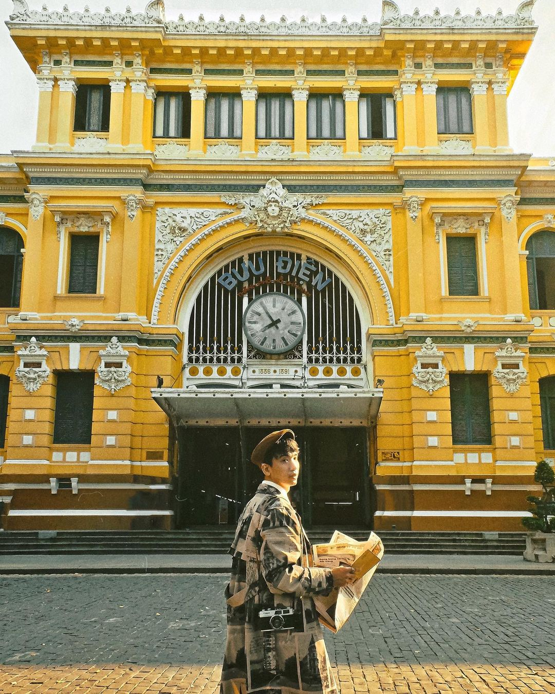 Bưu điện Sài Gòn với sắc vàng rực rỡ là điểm check in được yêu thích