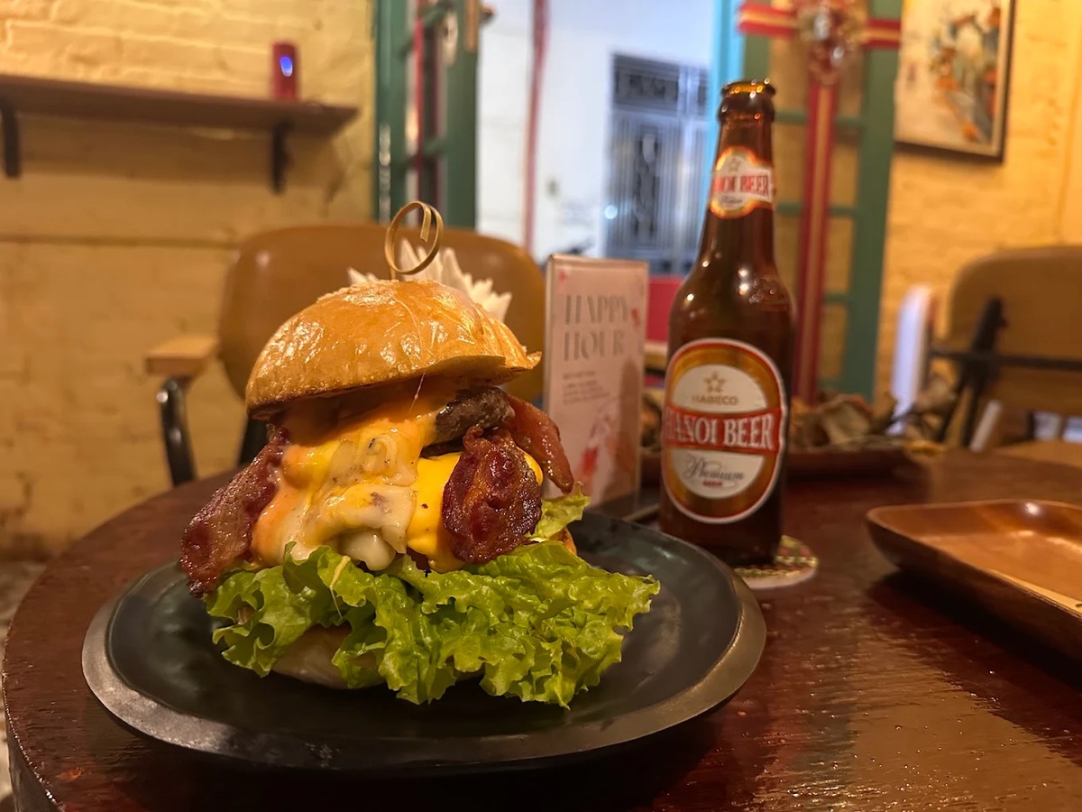 Burgers at Burgeryyy Downtown have rich flavors, delicious beef, fragrant truffles, and very special creamy cheese.