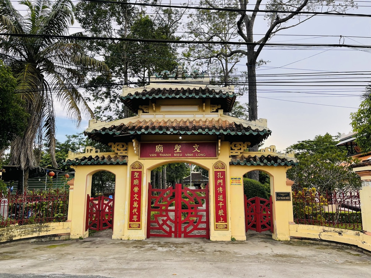 Văn Thánh Miếu là công trình kiến trúc còn sót lại từ thời Nguyễn sau khi quân Pháp chiếm đóng miền Tây