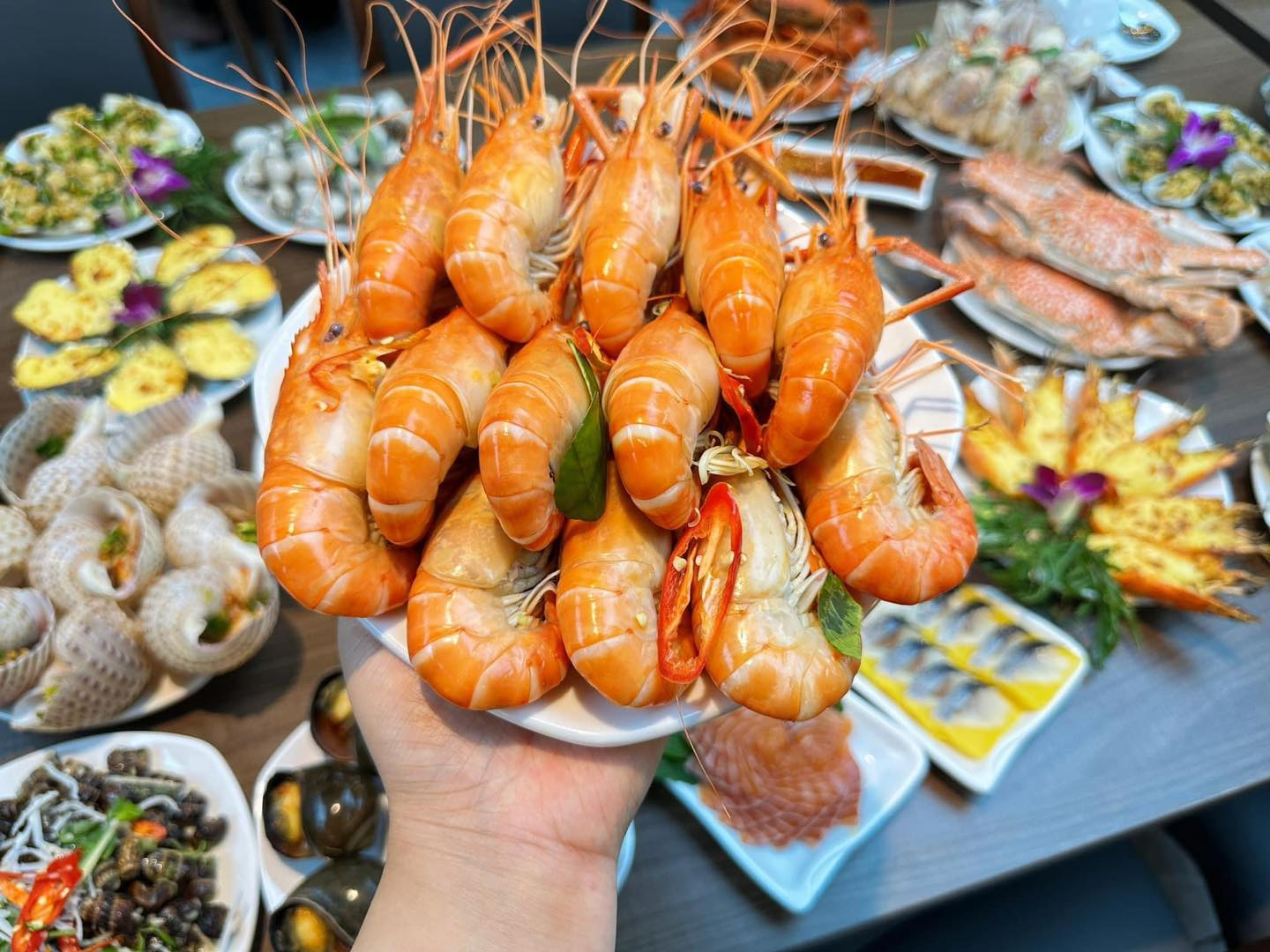 Thưởng thức hải sản trên biển