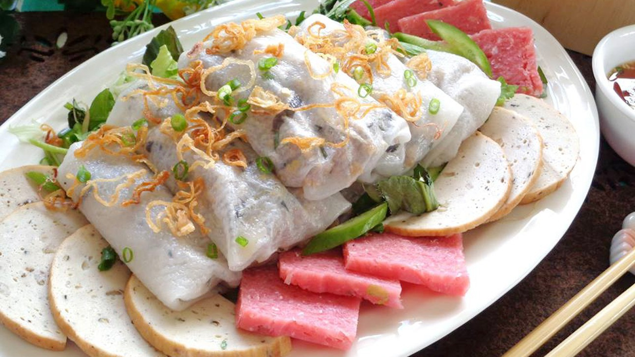 Đĩa bánh cuốn trắng mướt với từng lớp bánh mềm mượt xếp gọn, rắc hành phi và chả lụa thơm ngon