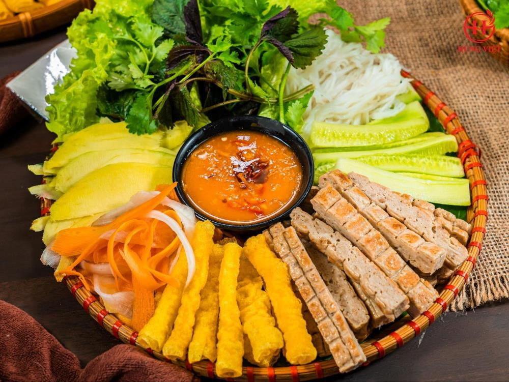 Thưởng thức Nem nướng Nha Trang đầy hấp dẫn.