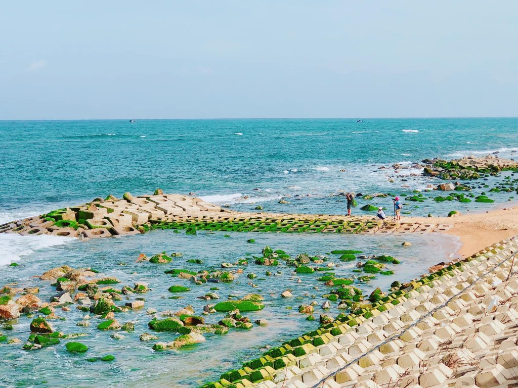 Biển ở đây rộng, sóng êm và rất sạch, đặc biệt là vào buổi sáng sớm hoặc chiều muộn 