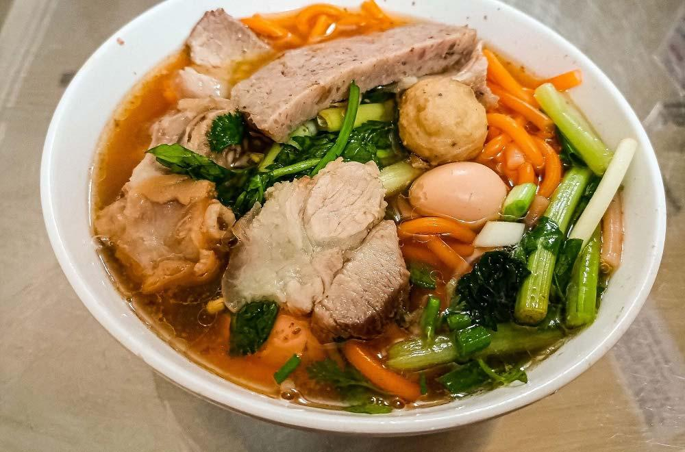 Bún đỏ Buôn Ma Thuột nổi bật với sợi bún màu đỏ được nhuộm từ dầu điều
