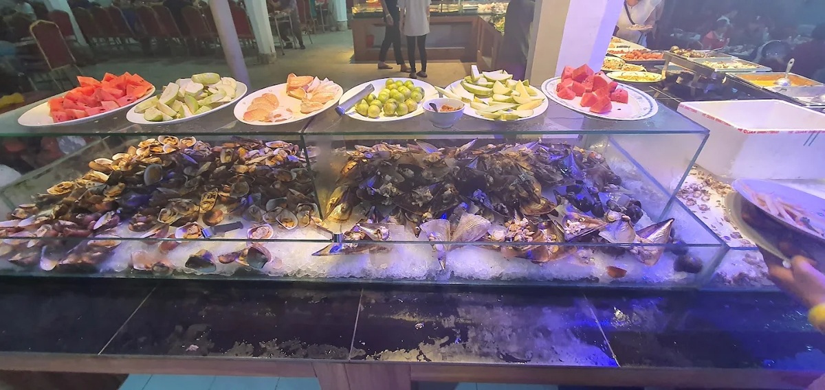 Buffet Duyên Hải đặc trưng là hải sản thả hồ tươi sống, giữ nguyên vị ngọt khi ăn