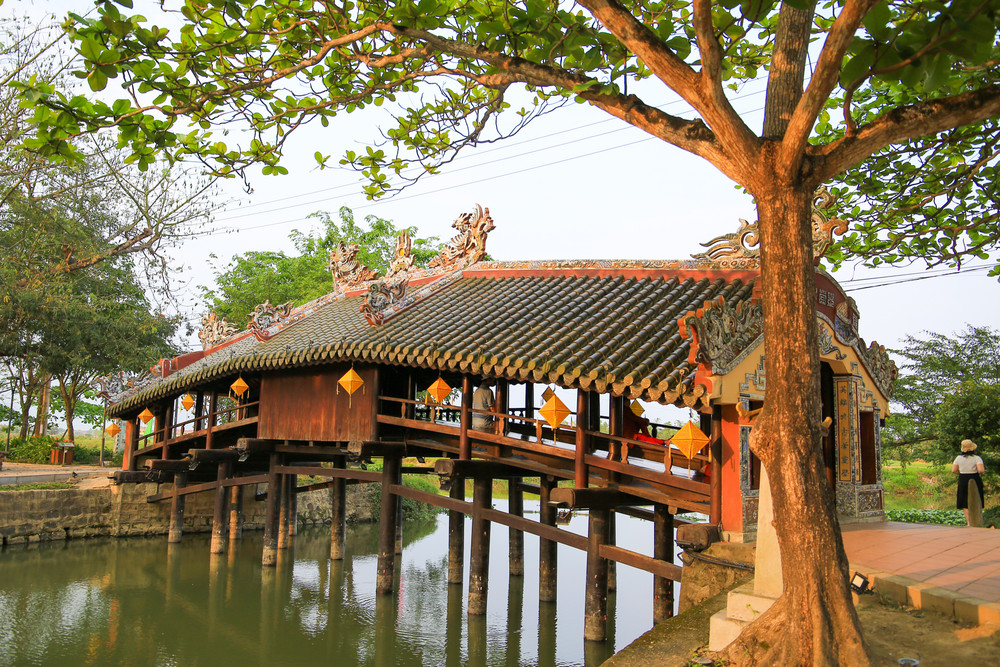 Cầu ngói Lưu Quang 