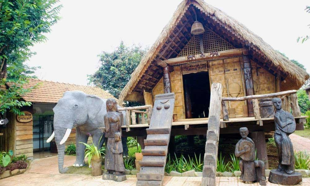 Buôn Ako Dhong nổi bật với những dãy nhà dài Ê Đê cổ kính, không gian yên bình