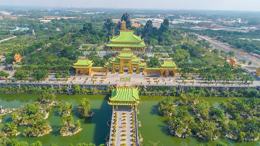 Từ những công trình kiến trúc kỳ vĩ đến các trò chơi cảm giác mạnh, Đại Nam mang đến một thế giới giải trí và khám phá đầy ấn tượng