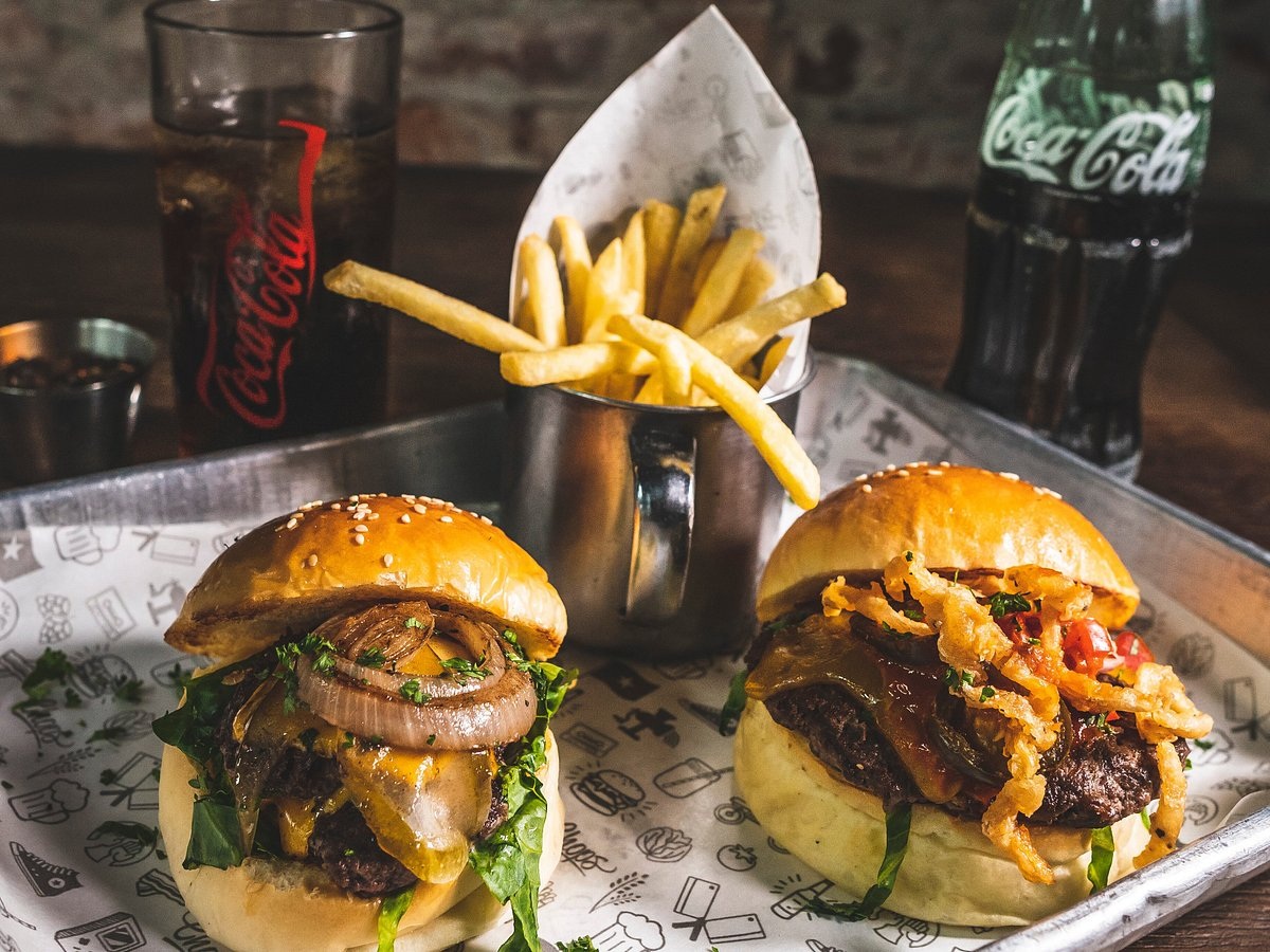 Burger at Muoi Tieu has a very special flavor with rich meat and fragrant caramelized onions 