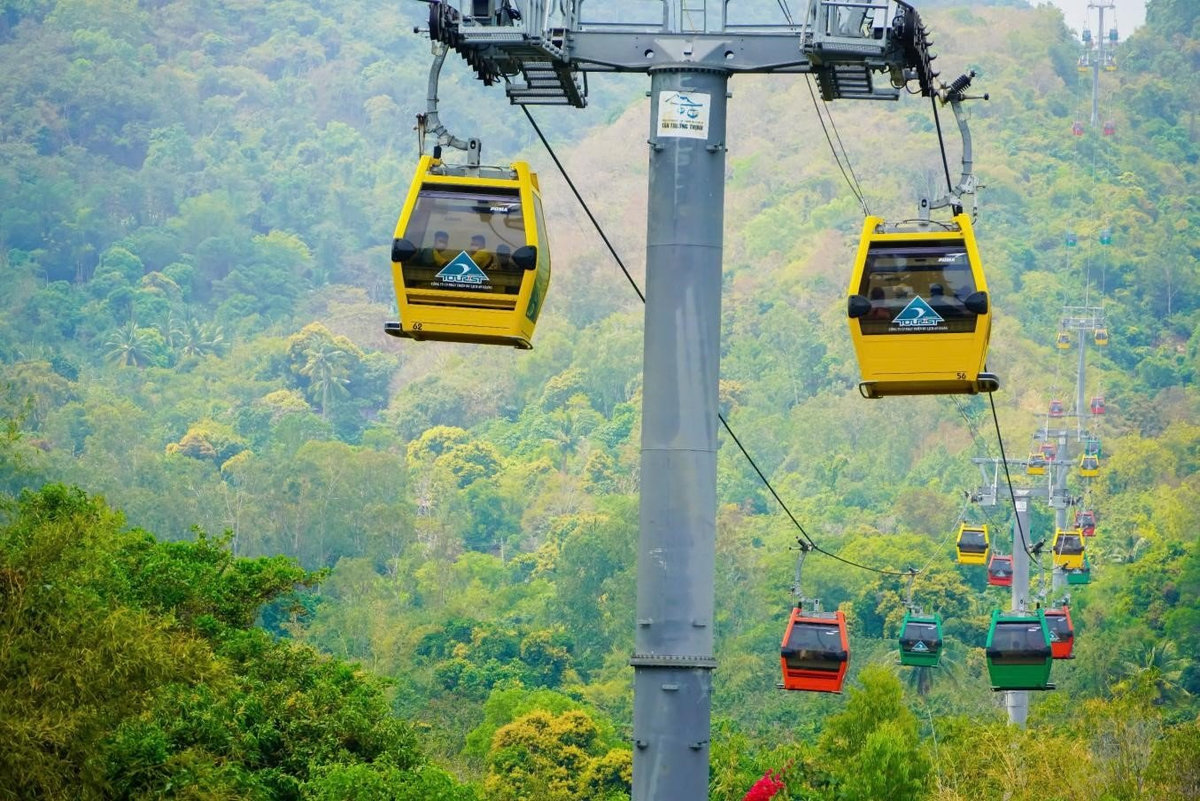 Đi cáp treo lên núi Cấm 