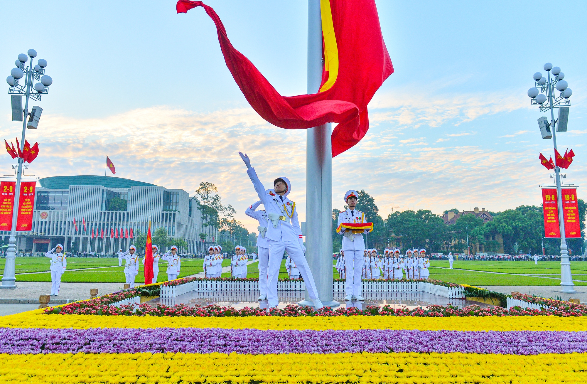 Khoảnh khắc thượng cờ thiêng liêng