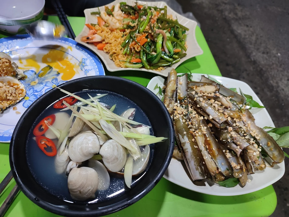 Thưởng thức hải sản tươi sống tại các quán ăn dọc bờ kè
