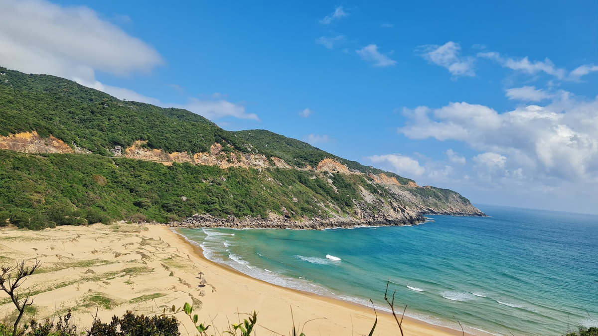 Bãi Môn - Mũi Điện là nơi đón ánh bình minh đầu tiên trên đất liền Việt Nam, mang đến khoảnh khắc thiêng liêng và đầy cảm xúc 