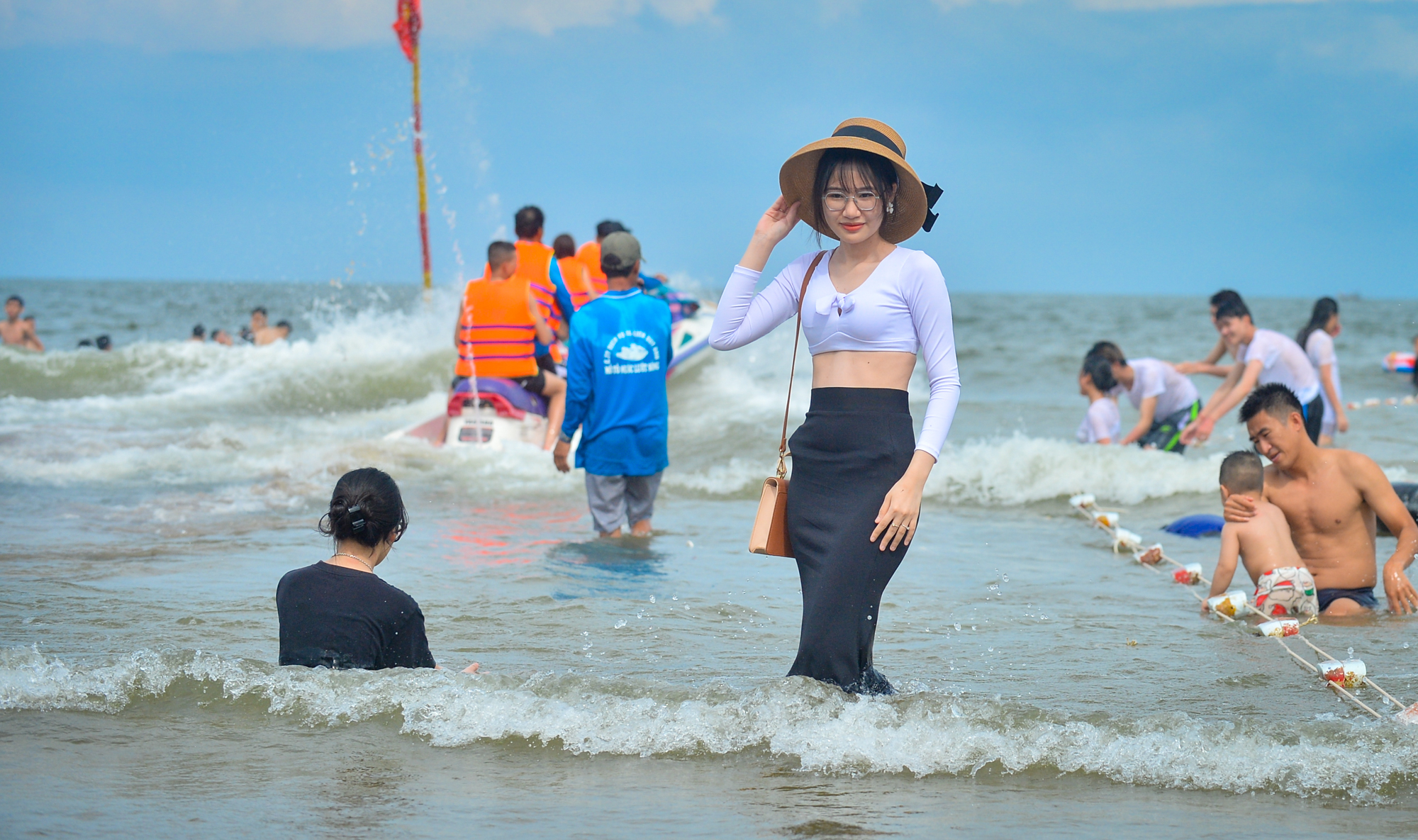 Tắm biển và vui chơi trên bãi cát 
