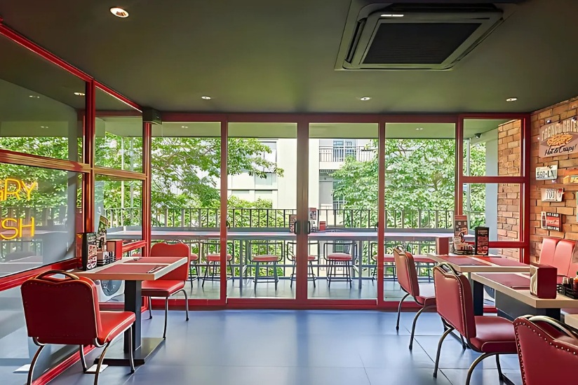 S&L's Diner Duong Thanh with its cozy, classic American atmosphere is perfect for eating burgers and chatting with friends