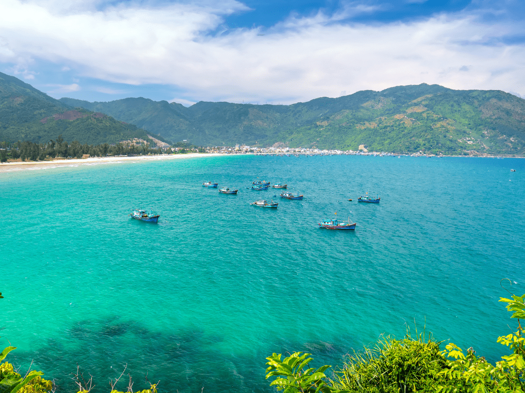 C nằm bên Đèo Cả là nơi giao hòa giữa biển và núi 