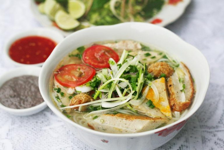 Bát bánh canh chả cá Nha Trang nóng hổi.