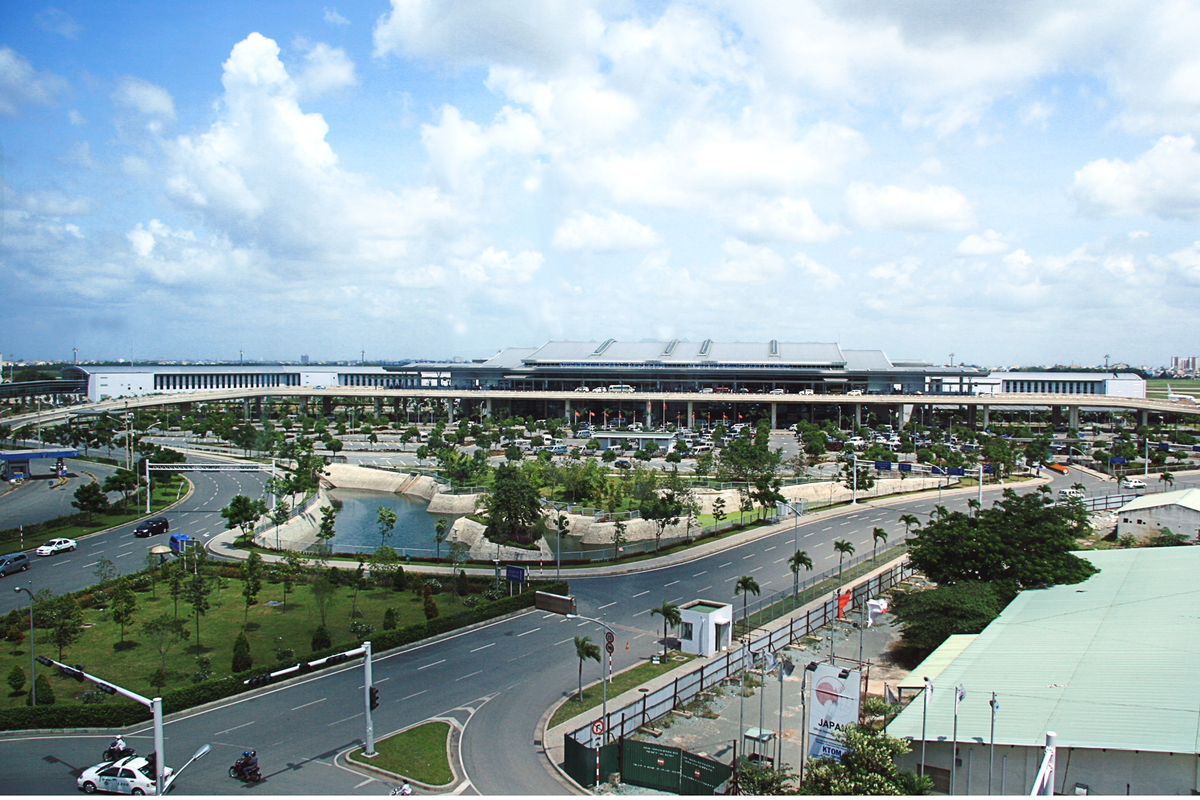 Sân bay quốc tế Tân Sơn Nhất là sân bay lớn nhất cả nước về cả diện tích và sản lượng khai thác