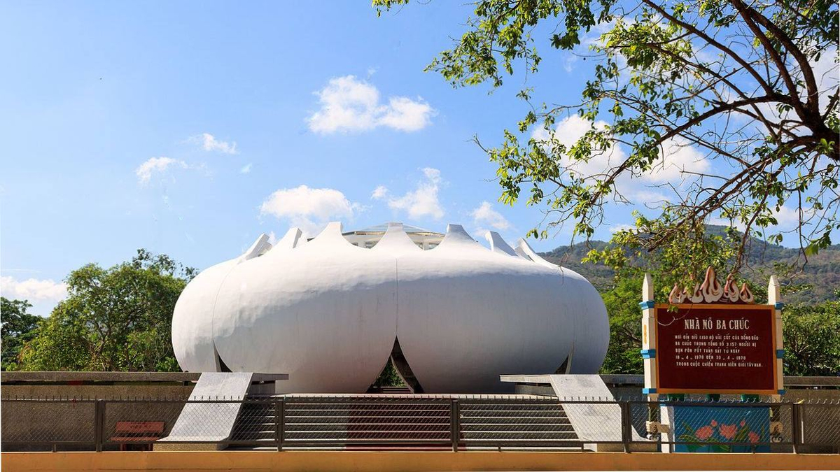 Nhà mồ Ba Chúc 