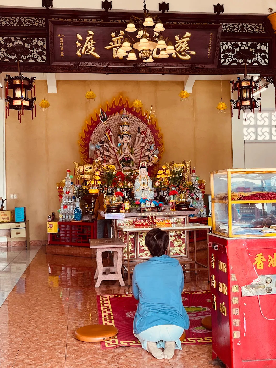 Du khách vào điện thờ lưu ý tháo bỏ giày dép để thể hiện sự tôn nghiêm