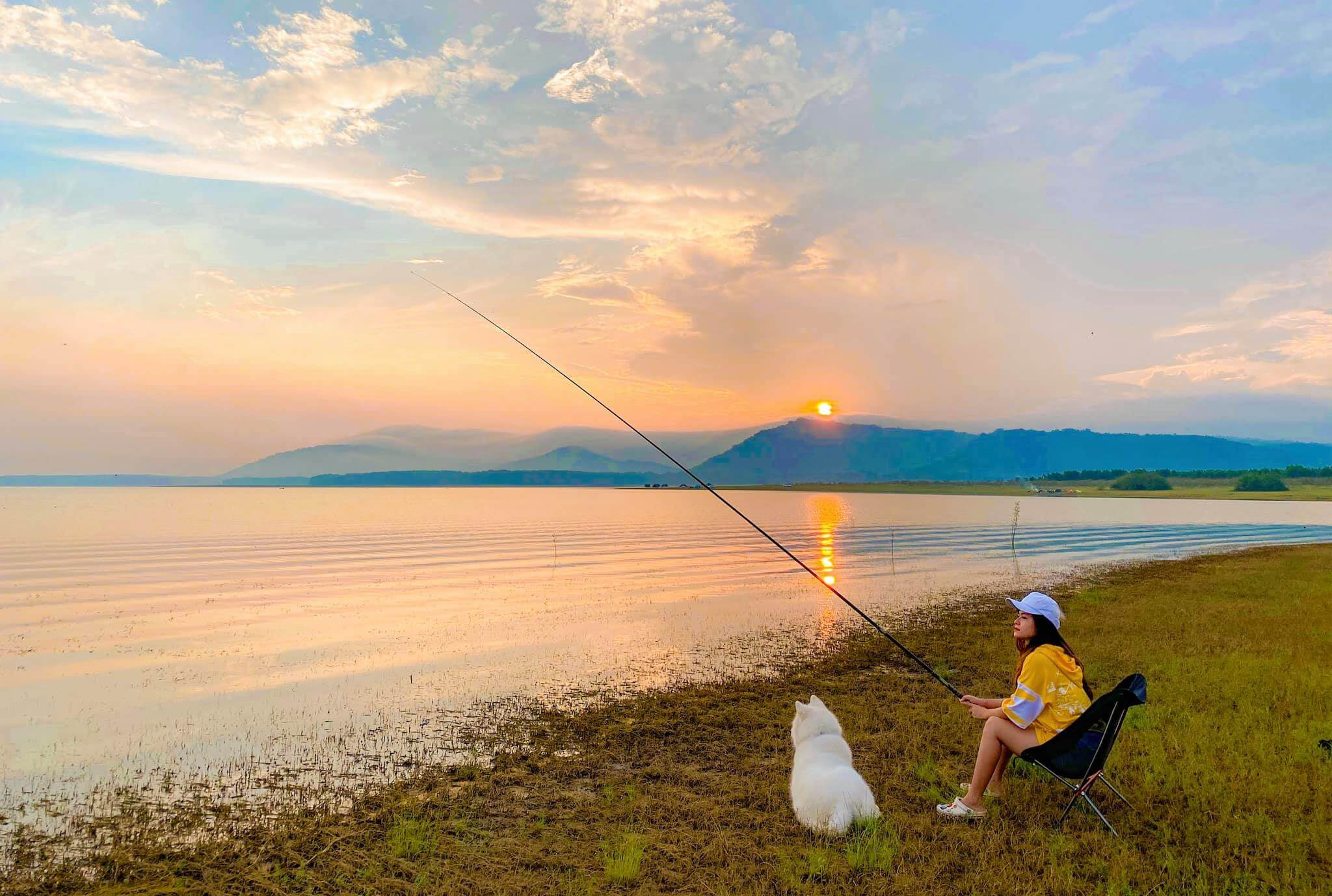 Cắm trại bên hồ Dầu Tiếng, ngắm hoàng hôn lãng mạn và tận hưởng không gian yên bình