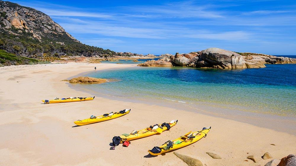 Chèo thuyền kayak, hoạt động thú vị nên thử khi đến biển Cửa Tùng