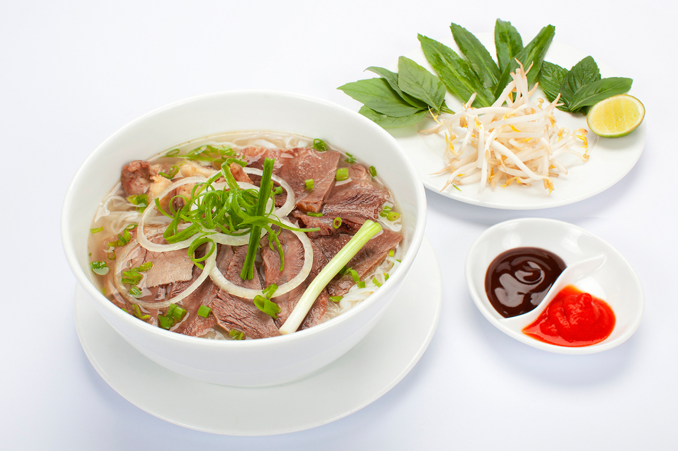 Phở bò thơm lừng, bánh phở mềm, ăn kèm rau thơm và nước dùng trong ngọt