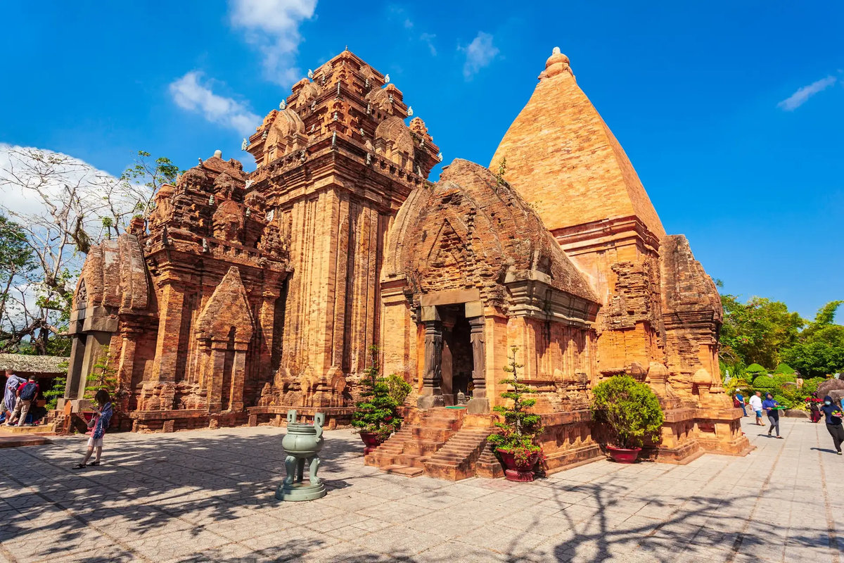 Tìm hiểu văn hóa người chăm tại khu di tích Tháp Bà Ponagar.