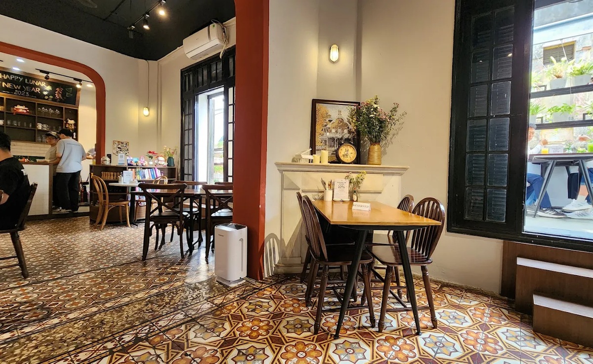 Salt n' Pepper Kitchen with a cozy, home-like space brings a comfortable feeling to every meal 