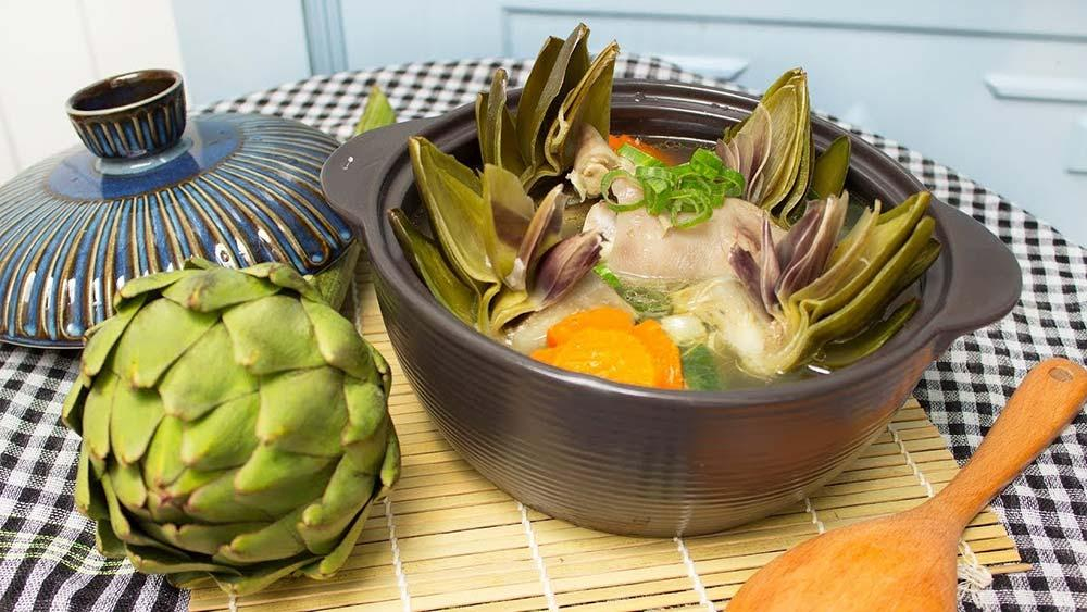 Canh hoa atiso hầm giò heo có vị ngọt thanh giúp mát gan, thanh nhiệt.