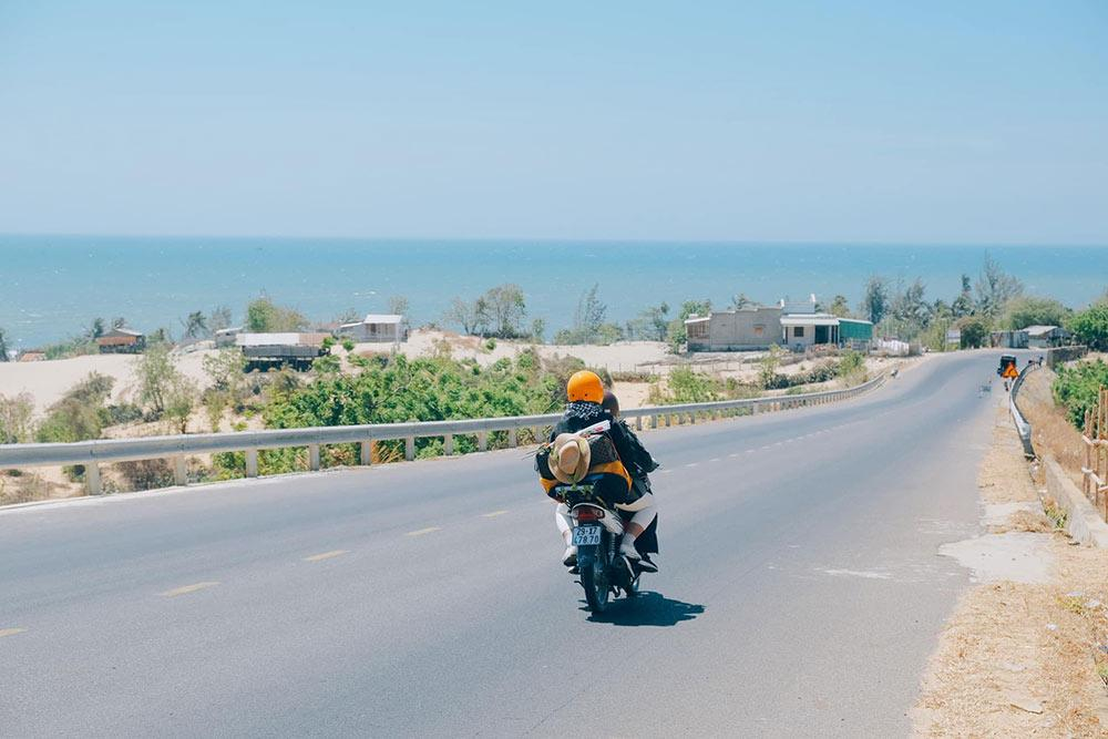 Bạn có thể đi xe máy để đến với biển Tiên Trang