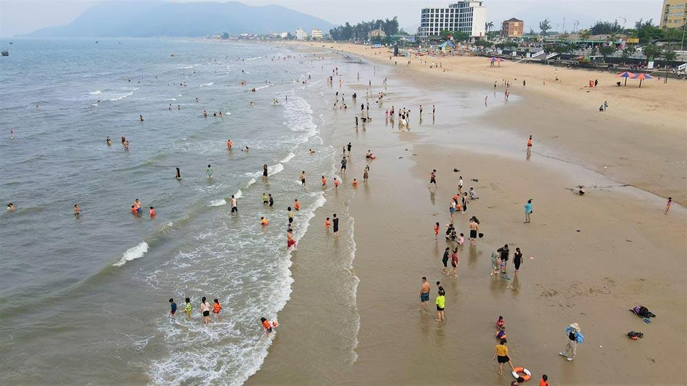 Biển Thiên Cầm có nước trong xanh, bờ biển dài rất thích hợp cho tắm biển.
