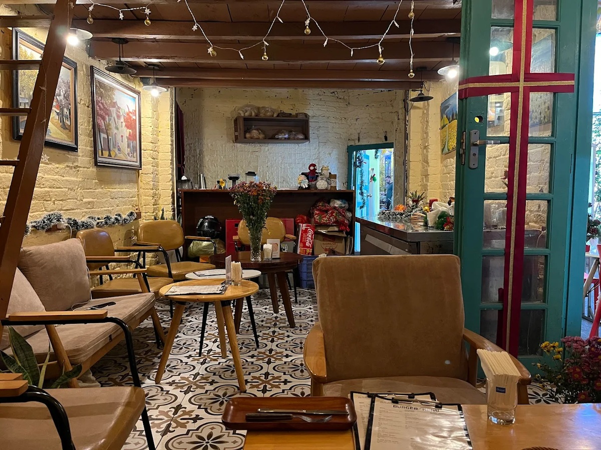 Burgeryyy Downtown with modern, minimalist space is suitable for you to have a quick, convenient meal