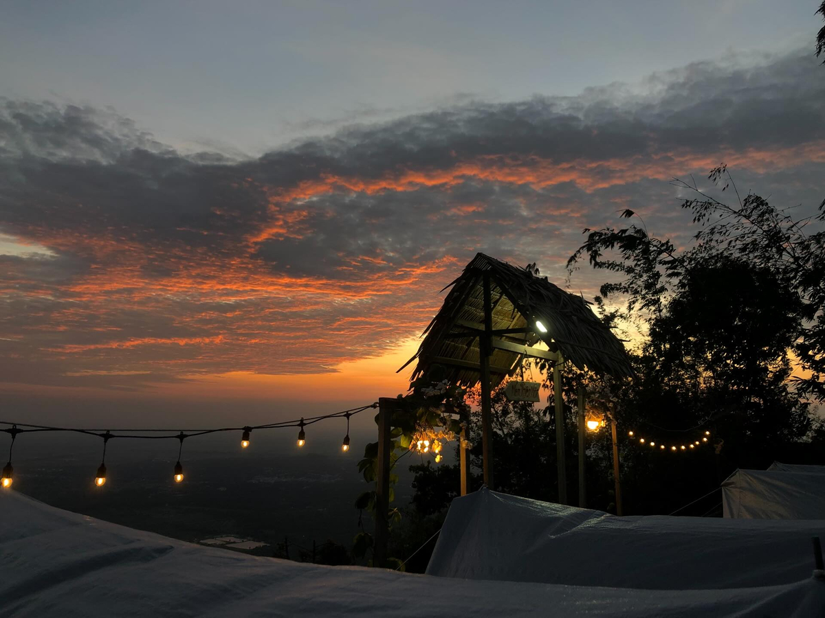 Camping trên núi Cấm 