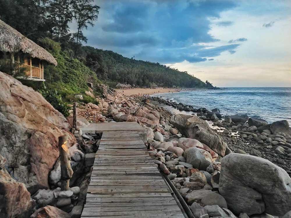 Đảo Nghi Sơn - một điểm check in nổi tiếng gần biển Hải Hòa.