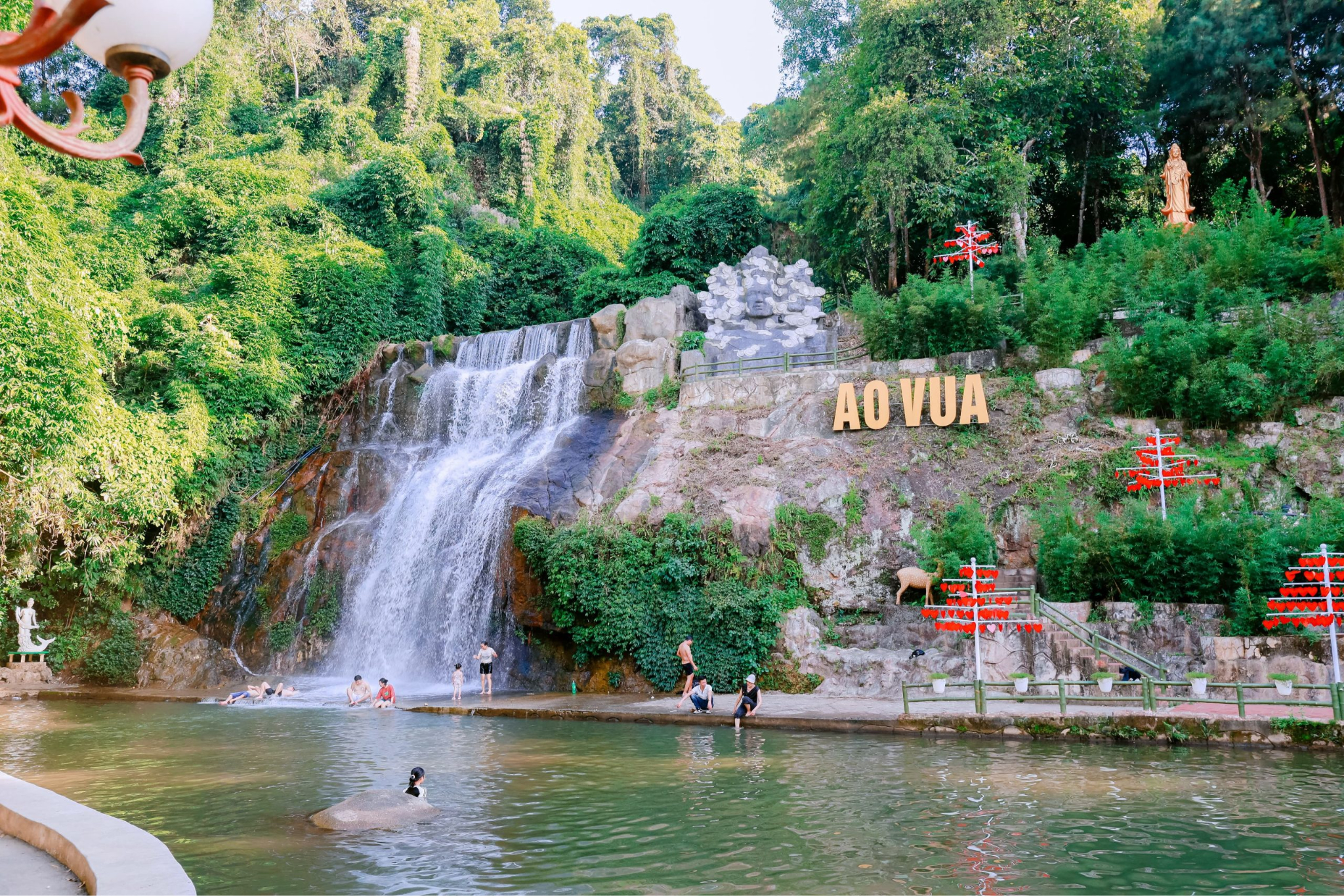 Ao Vua là nơi nghỉ dưỡng với khung cảnh thiên nhiên tuyệt đẹp