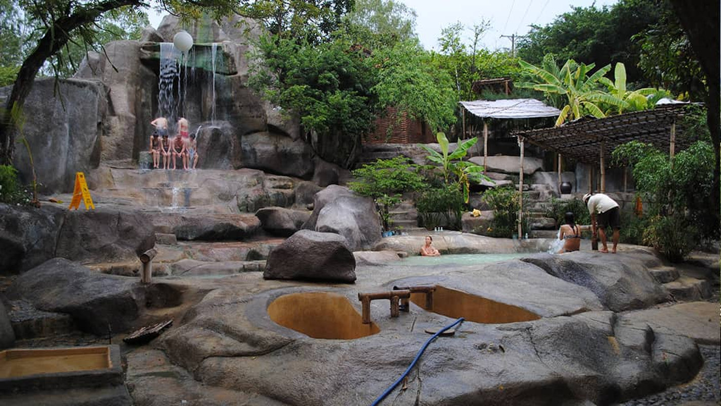Bể tắm bùn khoáng tập thể với view thiên nhiên xanh mát