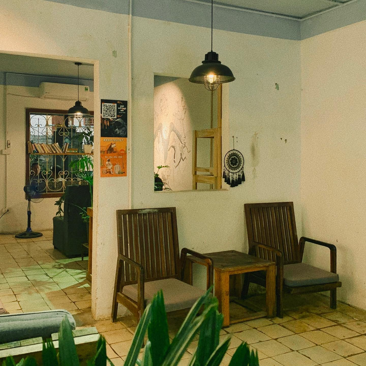 Suỵt Kafe nằm trong khu tập thể cũ mang phong cách hoài cổ