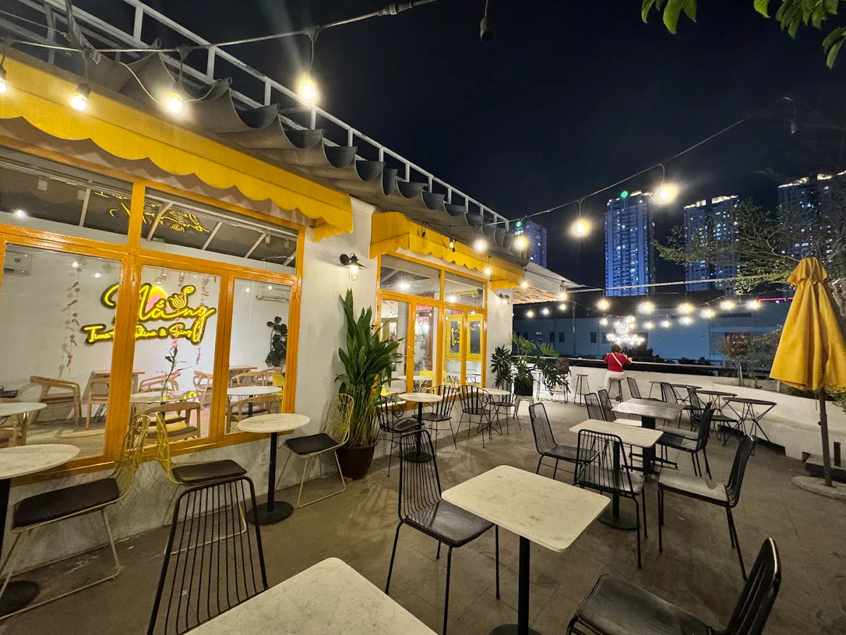 Tọa lạc trên sân thượng của toà nhà cao, Nắng Rooftop Coffee là nơi thích hợp để ngắm hoàng hôn hoặc thành phố lên đèn về đêm 