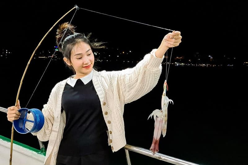 Trải nghiệm câu mực đêm mới lạ tại Cửa Đại