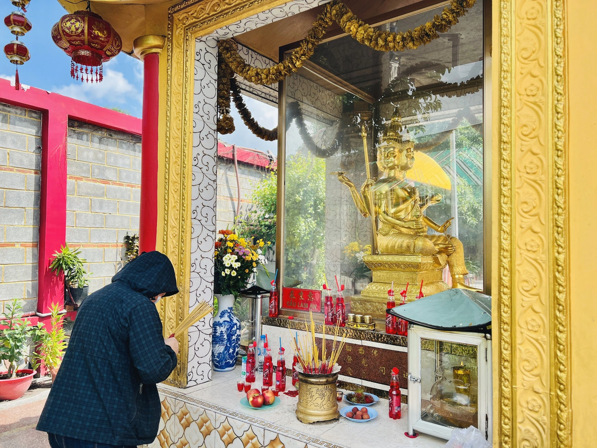 Người dân và du khách đến chiêm bái, cầu nguyện tại Thần Tứ Diện thường chuẩn bị lễ vật cúng dường bao gồm chai nước ngọt màu đỏ
